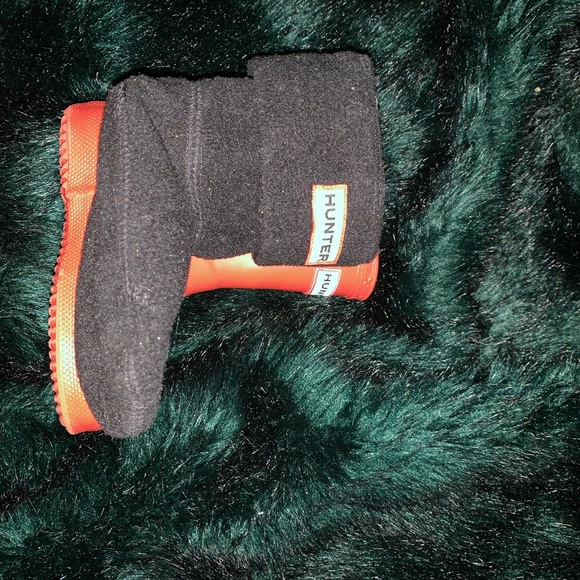 Hunter Toddler size 6 Red boots & Black Cold Weather Inserts (bought separate) - Picture 6 of 8